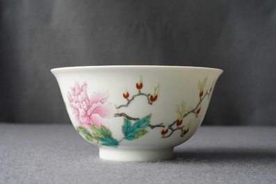 Un bol en porcelaine de Chine famille rose &agrave; d&eacute;cor floral, marque de Yongzheng, 19/20&egrave;me