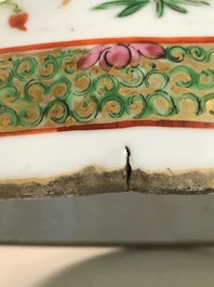 Une paire de crachoirs et un vase en porcelaine de Chine famille rose de Canton, 19&egrave;me