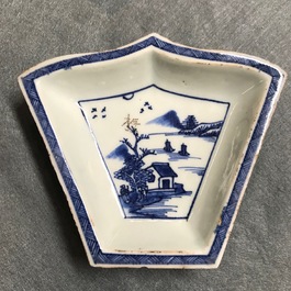 Een Chinese blauw-witte zoetvleesset of rijsttafel met landschapsdecor, 18/19e eeuw