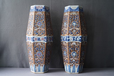 A pair of rare Chinese hexagonal brown-ground blue, white and underglaze red vases, 19th C.