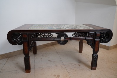 Une grande plaque en porcelaine de Chine famille rose mont&eacute;e dans une table en bois, R&eacute;publique, 20&egrave;me