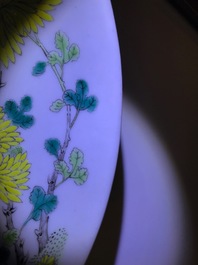 Une paire d'assiettes en porcelaine de Chine &agrave; d&eacute;cor de chrysanth&egrave;mes, marque de Guangxu, 19/20&egrave;me