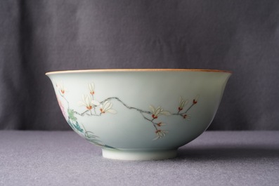 Een Chinese famille rose kom met floraal decor op celadon fondkleur, Qianlong merk, 19/20e eeuw