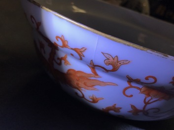 Un bol en porcelaine de Chine rouge de fer &agrave; d&eacute;cor de ph&eacute;nix, 19&egrave;me