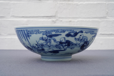 Un bol en porcelaine de Chine bleu et blanc, marque et &eacute;poque de Yongzheng