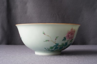 Een Chinese famille rose kom met floraal decor op celadon fondkleur, Qianlong merk, 19/20e eeuw