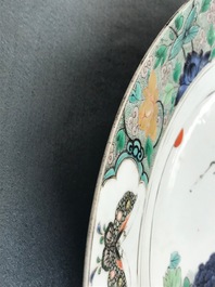 Un plat en porcelaine de Chine famille verte &agrave; d&eacute;cor de papillons et fleurs, Kangxi