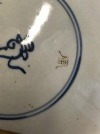 Un plat en porcelaine de Chine famille verte &agrave; d&eacute;cor de papillons et fleurs, Kangxi