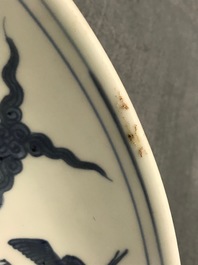 Un plat en porcelaine de Chine bleu et blanc &agrave; d&eacute;cor de grues, marque 'fui gui chang ming', Jiajing