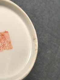 Une th&eacute;i&egrave;re couverte en porcelaine de Chine famille rose &agrave; d&eacute;cor 'Wu Shuang Pu', marque de Daoguang, 19&egrave;me
