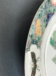 Un plat en porcelaine de Chine famille verte &agrave; d&eacute;cor de papillons et fleurs, Kangxi