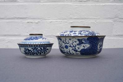 Twee Chinese blauw-witte 'Bleu de Hue' dekselkommen voor de Vietnamese markt, 19e eeuw