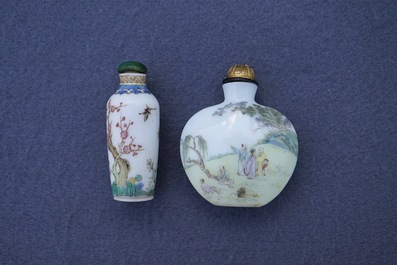 Deux tabati&egrave;res en verre blanc &eacute;maill&eacute;, marques de Guyue Xuan, prob. ateliers imp&eacute;riaux, P&eacute;kin, Qianlong