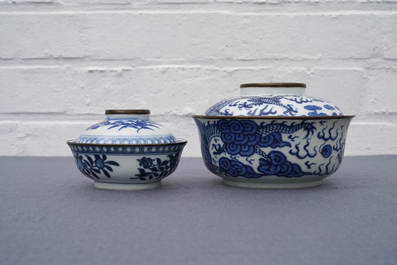 Twee Chinese blauw-witte 'Bleu de Hue' dekselkommen voor de Vietnamese markt, 19e eeuw