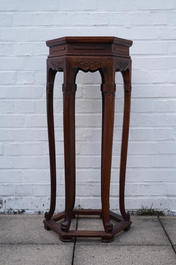 A Chinese wooden stand with marble top, 19/20th C.