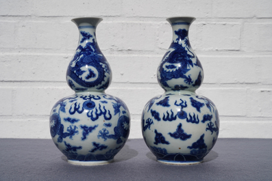 Een paar Chinese blauw-witte kalebasvazen met draken, Qianlong merk, 19e eeuw