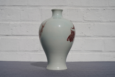 Un vase de forme meiping en porcelaine de Chine rouge de cuivre &agrave; d&eacute;cor de poissons, marque de Kangxi, 18/19&egrave;me