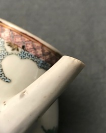 Une th&eacute;i&egrave;re couverte en porcelaine de Chine famille rose &agrave; d&eacute;cor floral, Yongzheng