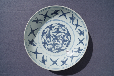 Un plat en porcelaine de Chine bleu et blanc &agrave; d&eacute;cor de grues, marque 'fui gui chang ming', Jiajing