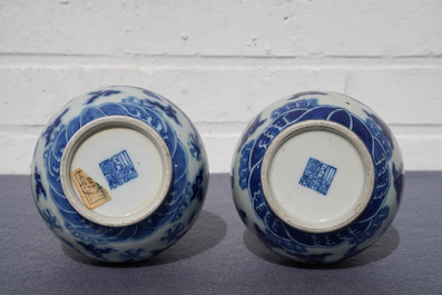 Une paire de vases de forme double gourde en porcelaine de Chine bleu et blanc, marque de Qianlong, 19&egrave;me