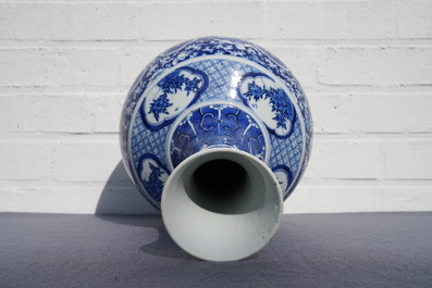 Un vase de forme bouteille en porcelaine de Chine bleu et blanc, 19&egrave;me