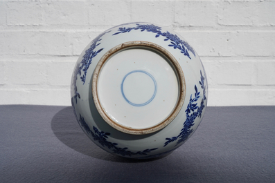 Un vase de forme bouteille en porcelaine de Chine bleu et blanc, 19&egrave;me