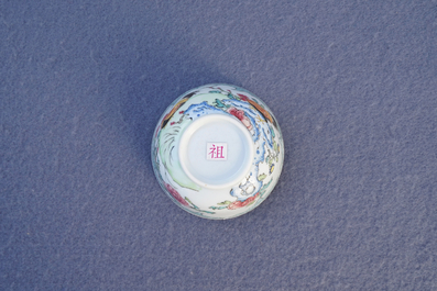 Une tasse et soucoupe en porcelaine de Chine famille rose coquille d'oeuf, Yongzheng