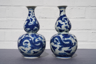 Een paar Chinese blauw-witte kalebasvazen met draken, Qianlong merk, 19e eeuw