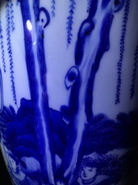 Un vase de forme rouleau en porcelaine de Chine bleu et blanc &agrave; d&eacute;cor figuratif, &eacute;poque Transition