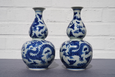 Een paar Chinese blauw-witte kalebasvazen met draken, Qianlong merk, 19e eeuw