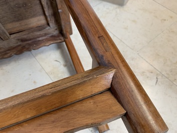 Une paire de chaises chinoises en bois huanghuali, R&eacute;publique, 20&egrave;me