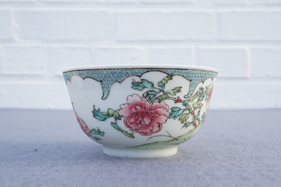 Une tasse et soucoupe en porcelaine de Chine famille rose coquille d'oeuf, Yongzheng