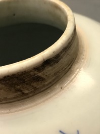 Un pot en porcelaine de Chine bleu et blanc, &eacute;poque Transition