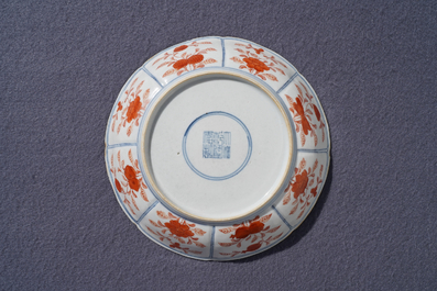 Een Chinees blauw-wit en ijzerrood bord met tempelleeuwen, Qianlong merk, 18/19e eeuw