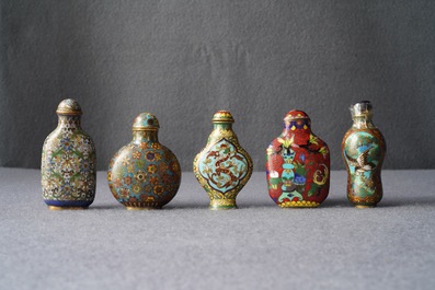 Ten Chinese cloisonn&eacute; snuff bottles, 19/20th C.