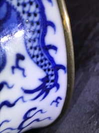 Deux bols couverts en porcelaine de Chine 'Bleu de Hue' pour le Vietnam, 19&egrave;me