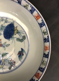 Une paire d'assiettes en porcelaine de Chine doucai, marque de Chenghua, 18&egrave;me