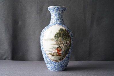 Un vase en porcelaine de Chine famille rose, marque de Qianlong, R&eacute;publique, 20&egrave;me