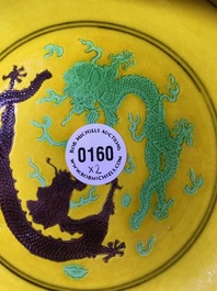 Een paar Chinese borden met draken in groen en aubergine op gele fondkleur, Tongzhi merk en wellicht periode