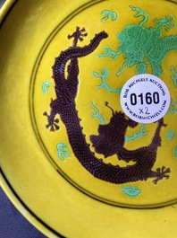 Een paar Chinese borden met draken in groen en aubergine op gele fondkleur, Tongzhi merk en wellicht periode