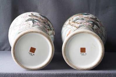 Une paire de vases en porcelaine de Chine famille rose, marque de Qianlong, R&eacute;publique, 20&egrave;me