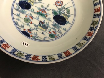 Une paire d'assiettes en porcelaine de Chine doucai, marque de Chenghua, 18&egrave;me