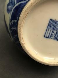 Een paar Chinese blauw-witte kalebasvazen met draken, Qianlong merk, 19e eeuw