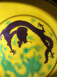 Une paire de coupes en porcelaine de Chine &agrave; d&eacute;cor de dragons sur fond jaune, marque et prob. &eacute;poque de Tongzhi