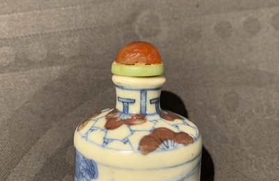 Trois tabati&egrave;res en porcelaine de Chine bleu, blanc et rouge, marques de Yongzheng, 19&egrave;me