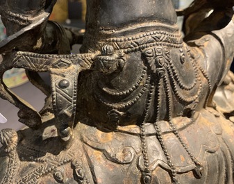 Un grand groupe en bronze figurant Guanyin sur un dragon, Chine, prob. Ming