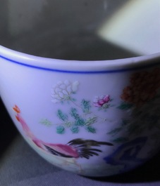 Une paire de tasses en porcelaine de Chine famille rose, marque de Qianlong, fin du Qing ou R&eacute;publique