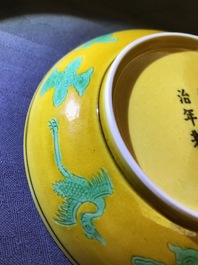 Une paire de coupes en porcelaine de Chine &agrave; d&eacute;cor de dragons sur fond jaune, marque et prob. &eacute;poque de Tongzhi