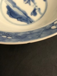 Deux bols de type klapmuts en porcelaine de Chine bleu et blanc, marque et &eacute;poque de Kangxi