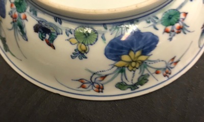 Une paire d'assiettes en porcelaine de Chine doucai, marque de Chenghua, 18&egrave;me